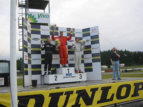 Mark, Kim & David på podiet efter lørdagens regnvejrs løb.
(Foto: Lån & Spar Bank Racing)